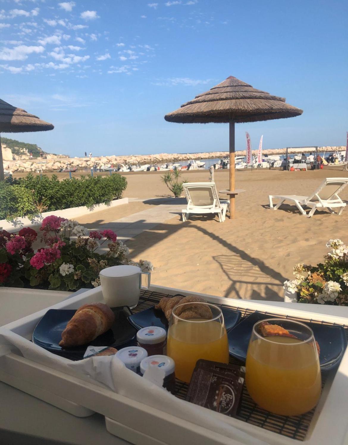 Marina Bay Beach Hotel Пескичи Экстерьер фото
