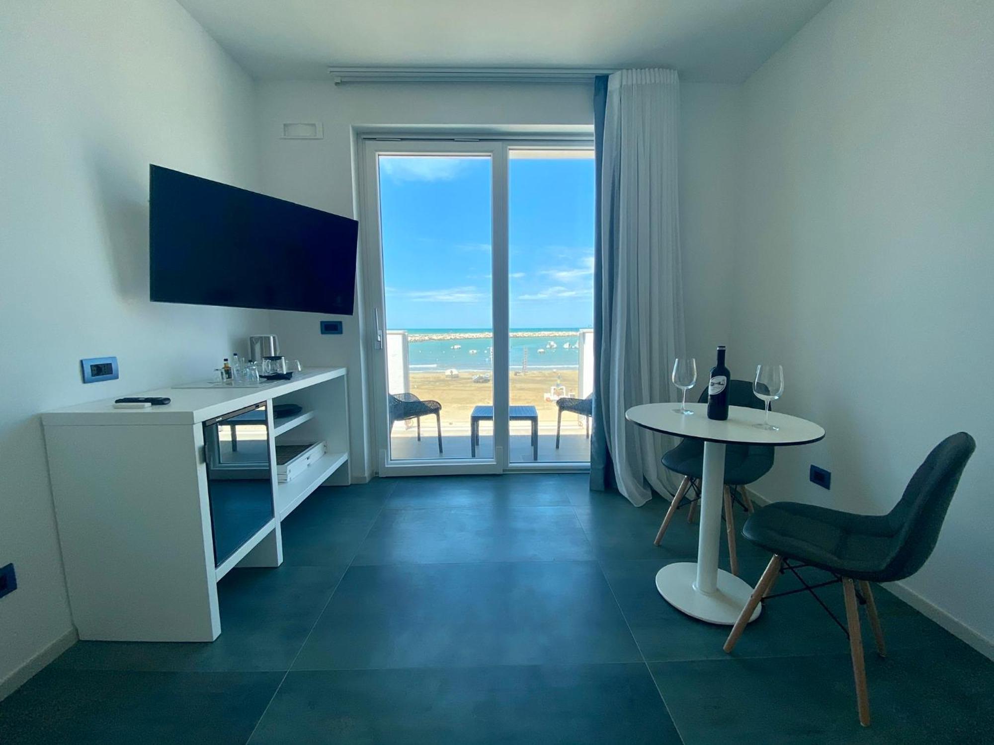 Marina Bay Beach Hotel Пескичи Экстерьер фото