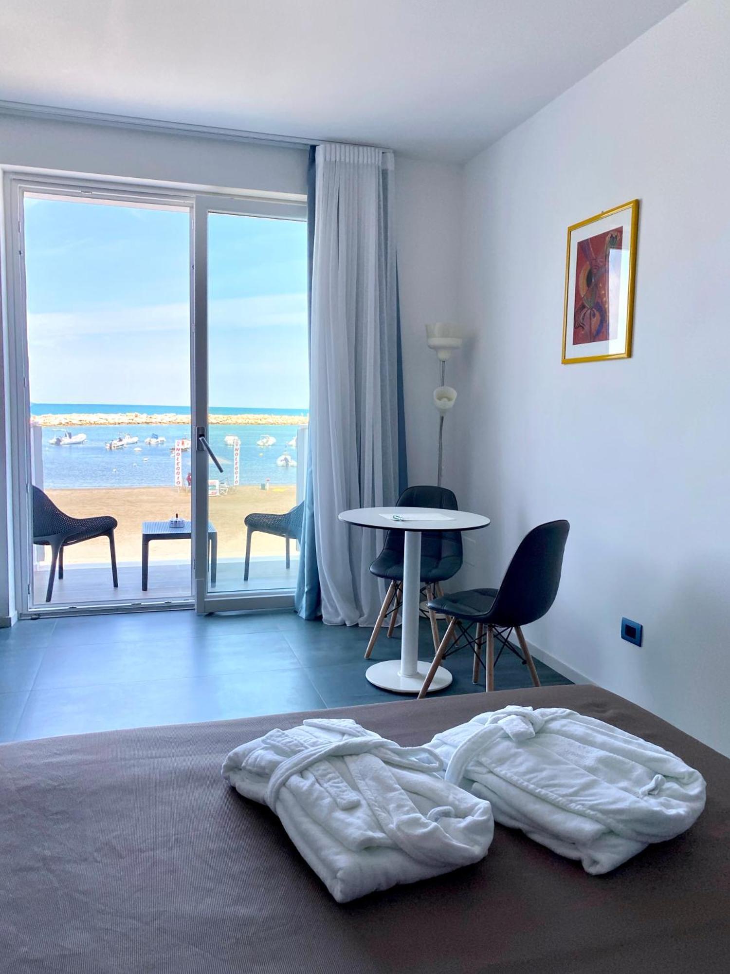 Marina Bay Beach Hotel Пескичи Экстерьер фото